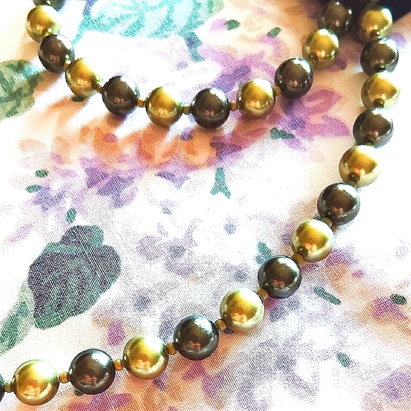 Faux Pearl Two Shades Of Green Glass Necklace and Bracelet Set - Picture 3 of 6